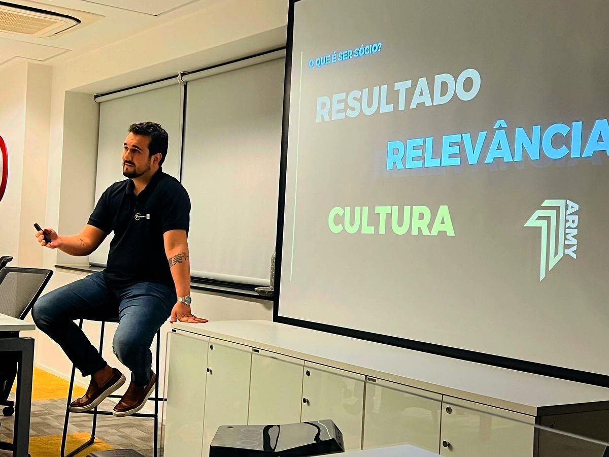 Guilherme Gomes em apresentação sobre resultado, relevância e cultura